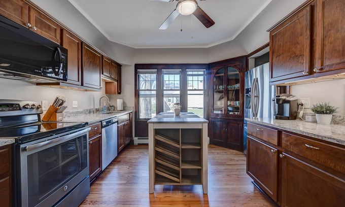 Bay View Casa | The Bayview Bungalow!: 5 Mins to Downtown