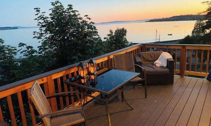 Birch Bay Casa | The Baywatch, a stones throw to Cottonwood Beach.