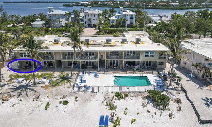 Trailer Estates Apartamento | LA PLAYA, condominio # 107, frente a la playa