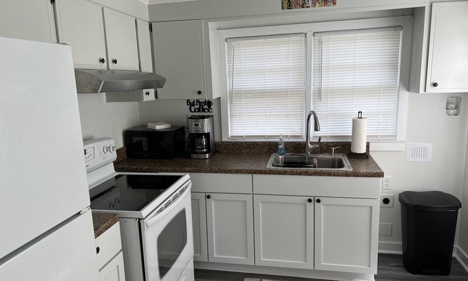 Wilmington Cabaña | The Beach Bungalow! Newly Renovated. Minutes from WB.