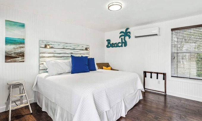 Granbury Cabaña | The Beach Cottage at Travis Street Cottages