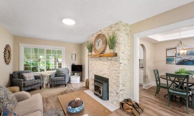 Coeur d'Alene Casa | The Beach Cottage - New remodel with stunning yard