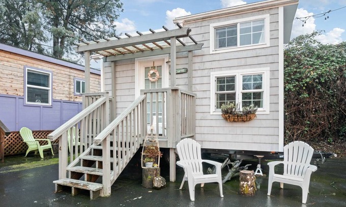 Kerns Hotel | The Beach - Custom Tiny Home w/ Beach Vibe