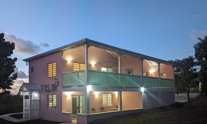 Runaway Bay Apartamento | The beach, golf, everything close to our breezy, quiet, comfortable apartments.