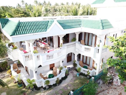 Lanas Hotel | The Beach House Carabao Island