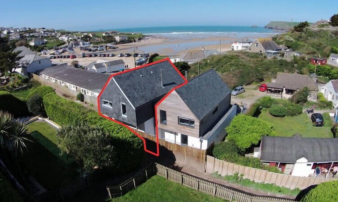 Polzeath Cabaña | THE BEACH HOUSE, pet friendly, with open fire in Polzeath