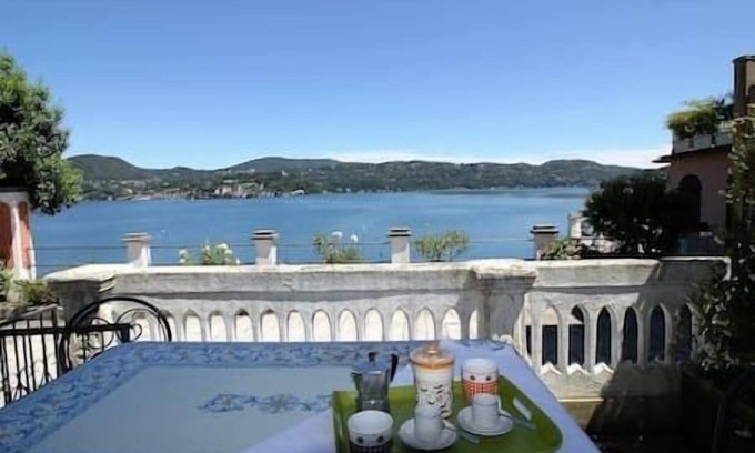 Pella Apartamento | The Beach independent apartment view lake!, lake and beach view just a few meters from your abitazi