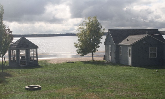Shell Lake Cabina | La playa está llamando ... justo afuera de tu ventana ... ¡ven a relajarte y jugar!