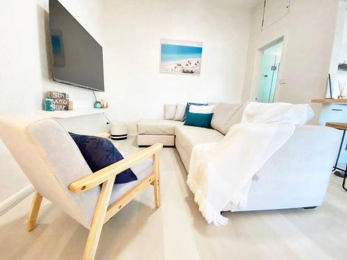 Towradgi Apartamento | The Beach Pad - Renovated 1BR Steps from Towradgi