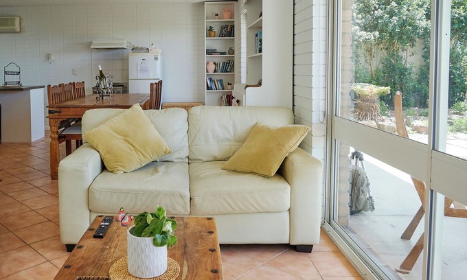 Portarlington Villa | The Beachy Unit. Close to the beach, cafes and restaurants in Portarlington.