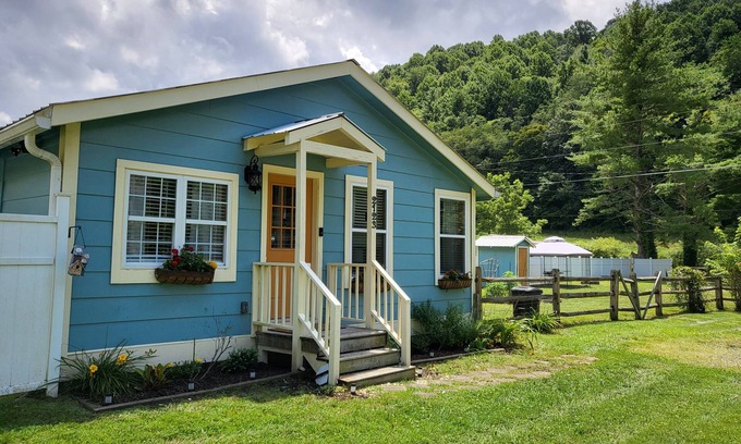 Vilas Cabaña | The Bean Cottage. Less than five miles to downtown Boone. Easy access.