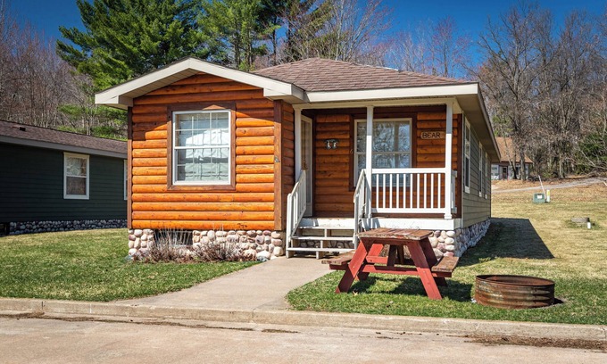 Neillsville Cabina | The Bear Cabin at the Riviera Resort in Neillsville, Wisconsin!