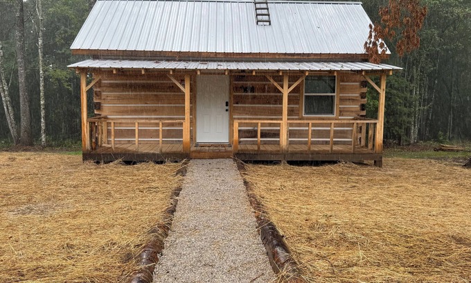 Lancing Cabina | “The Bear Cave” WhittleSticks Cabin in Lancing TN