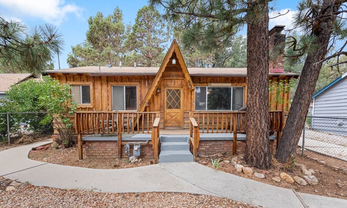 Sugarloaf Cabaña | The Bear Escape - Mountain Charm And Is Perfect For Small Family Gatherings! Perfect Getaway! 3 Bedroom Cottage