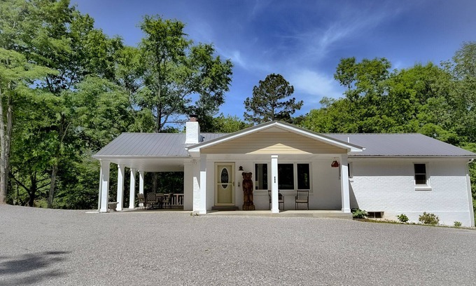 Celina Casa | The Bear Necessities near Dale Hollow Lake