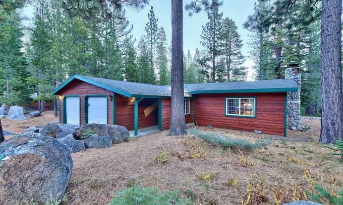 North Upper Truckee Cabina | The Bear's Den Single Story Tahoe Cabin con 3 dormitorios, 2 baños, bañera de hidromasaje