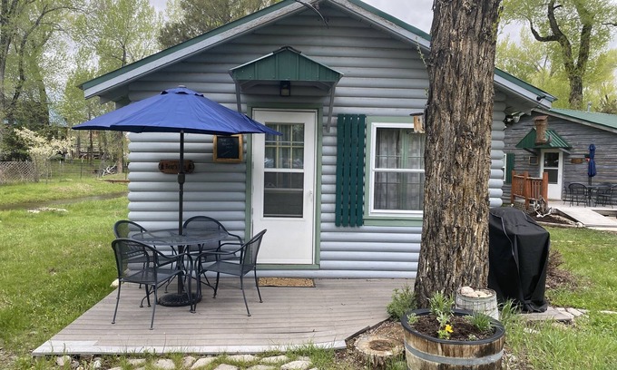 Riverside Cabina | The Bear’s Den at Cottonwood Cabins | Mountain Charm & Comfort
