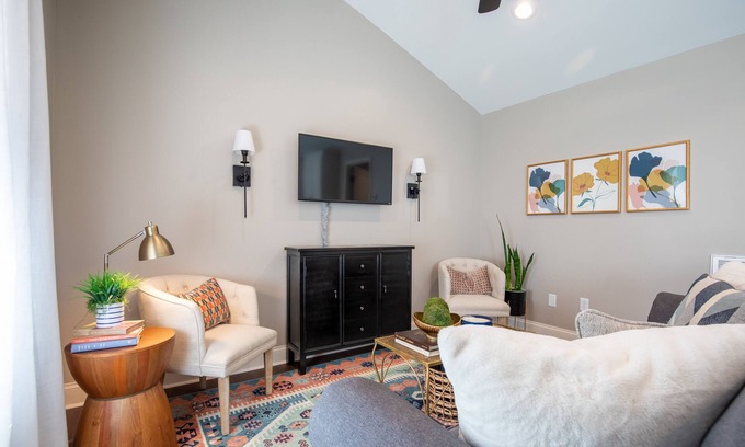 Oxford Casa | The Bee, Cozy 1BR Studio by Velvet Ditch Villas