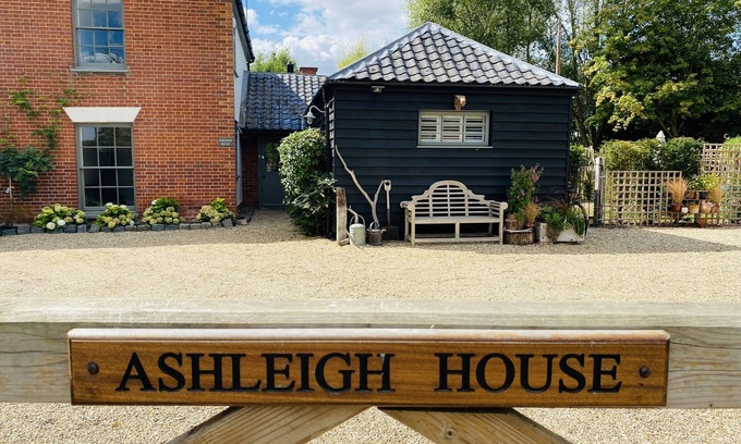 Gissing Cabaña | The BeeKeepers - Homely Luxurious Self Catering