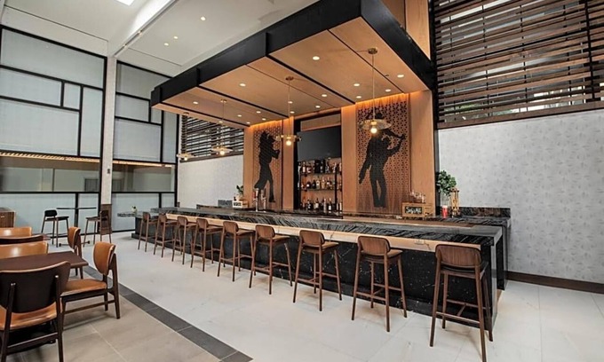 Northeast Dallas Apartamento | The Beeman Hotel includes an indoor swimming pool. Dallas Love Field airport .
