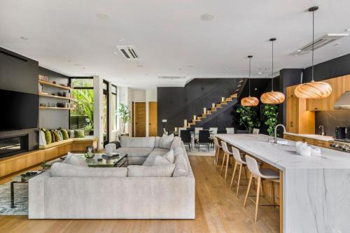 Venice Casa | The Bella Villa Venice Beach - luxury interior design - spa and terrace