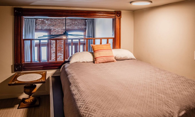 Port Townsend Cabina | The Belmont Hotel