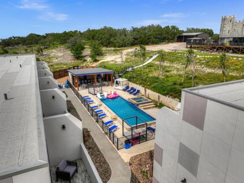 Johnson City Casa | The Bentley Hotel - Clint Eastwood Room - Hill Country View