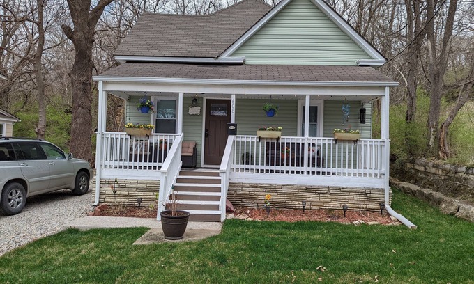 Excelsior Springs Casa | The Benton House Home Away From Home