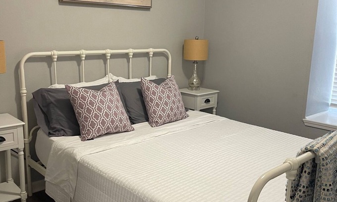 Hamilton Apartamento | The Bernice - Entire 2 Bedroom Apt in Quilt Town, USA