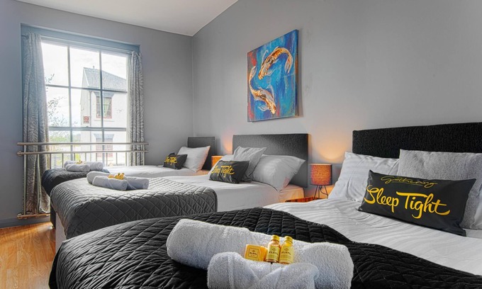 Wrexham Apartamento | The Berwyn - Berwyn House - Central Wrexham - Sleeps Up to 7