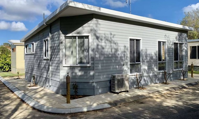 Broadwater Chalet De Esquí | Estás tan cerca de la playa que prácticamente podrías recostarte en la cama y sumergir los dedos de los pies en el océano en t