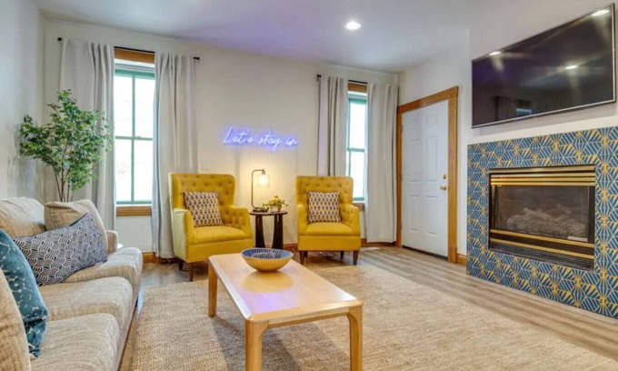 Market East District Apartamento | THE BEST Downtown Spot! Free parking,Pet friendly.