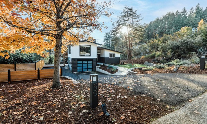 Southeast Eugene Casa | The Best Of Crest - Mid Century Vibes with Sunrise Views in S. Eugene