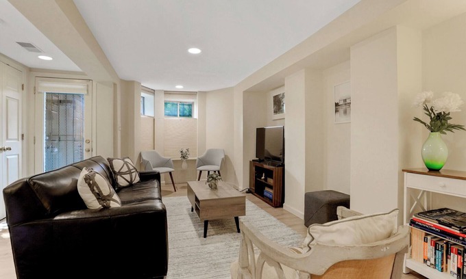 Cardozo Apartamento | The Best of Dupont with Parking and Outdoor Space