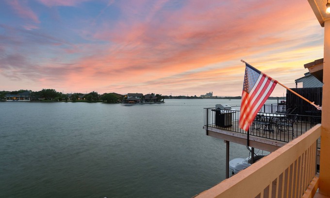 Horseshoe Bay Casa | The best sunset on the lake!