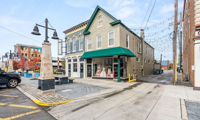 New Albany Apartamento | The Betty - Entire rental unit in New Albany, Indiana Sleeps 8