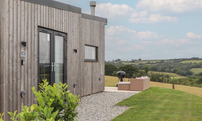 Tiverton Cabaña | THE BICKLEIGH, romantic, with hot tub in Tiverton