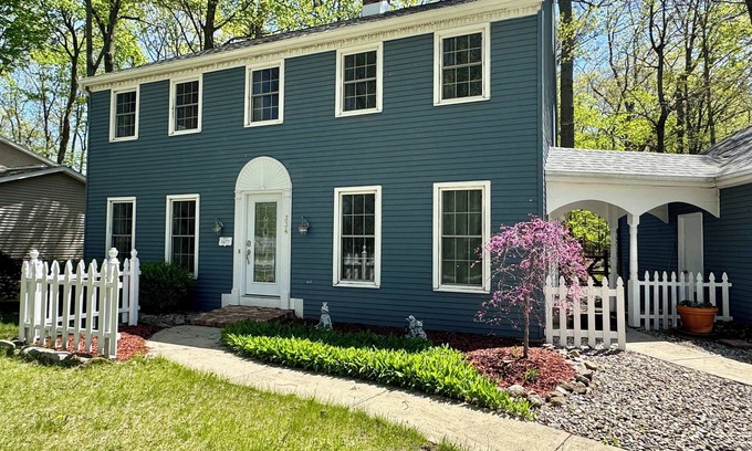 Bryan Casa | The Big Blue House – Spacious Bryan Retreat w/Game Room & Dog-Friendly Yard