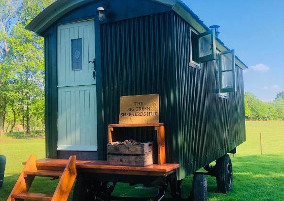 Horley Otro | The Big Green Shepherds Hut