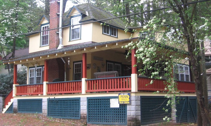 Mount Gretna Heights Cabaña | Brillante y alegre de la cabaña con una envoltura alrededor de porche para su disfrute al aire libre