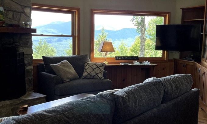 Apple Ridge Cabina | The Big Round Cabin - Blowing Rock, Hot tub, Secluded acreage, fabulous views