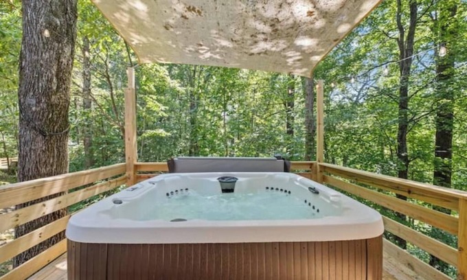 Black Mountain Cabina | The Big Smokey cabin w/ HOT TUB and Rec Room