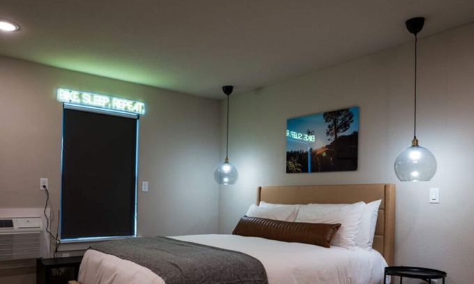 Bentonville Cabina | The Bike Inn #3, Mt Kessler, Single Room