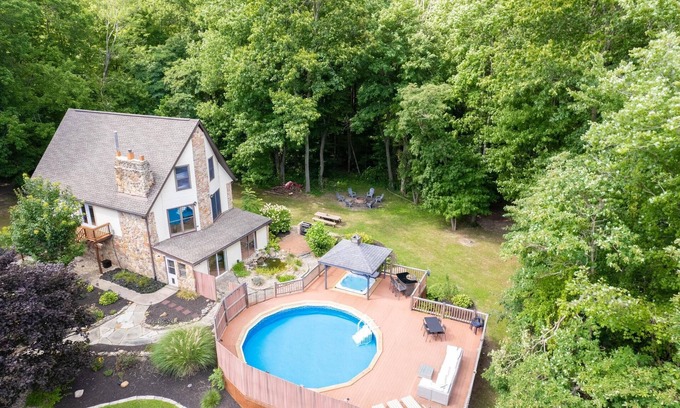 Lucas Casa | The Billy Pig Lodge – Pool, Hot tub & 7 acres!
