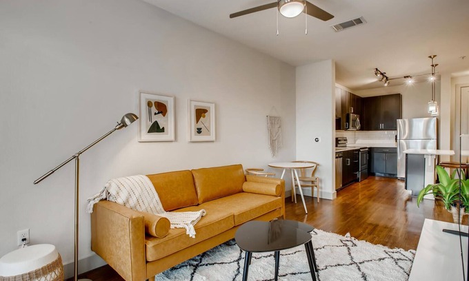 Holly Apartamento | The Bindel, East Austin, Highly Walkable + Pets Welcome!