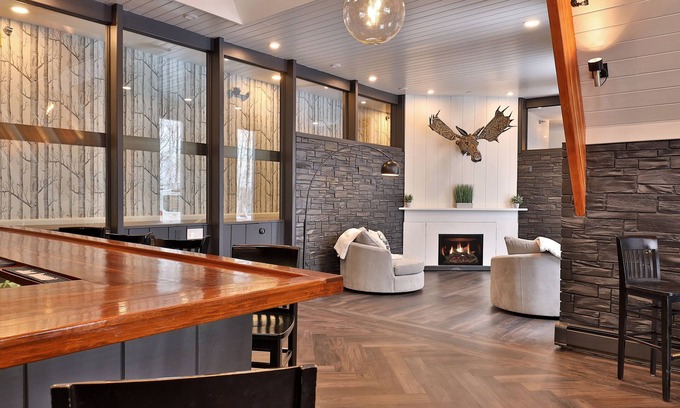 Killington Cabina | The Birch Ridge: Lace Room #3 - Queen Suite In Renovated Killington Lodge. Hot Tubs. 1 Bedroom Home