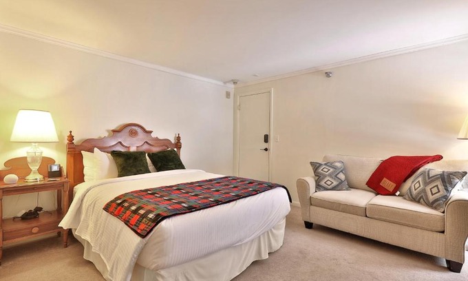 Killington Cabina | The Birch Ridge- Lace Room #3 - Queen Suite in Renovated Killington Lodge, Hot tubs, home