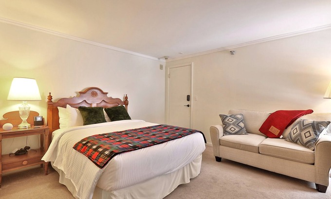 Killington Cabina | The Birch Ridge: Lace Room #3 - Queen Suite in Renovated Killington Lodge. Hot tubs.