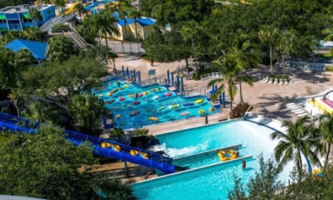 Lake Clarke Shores Casa | The Bird House - Lake Front in West Palm Beach!