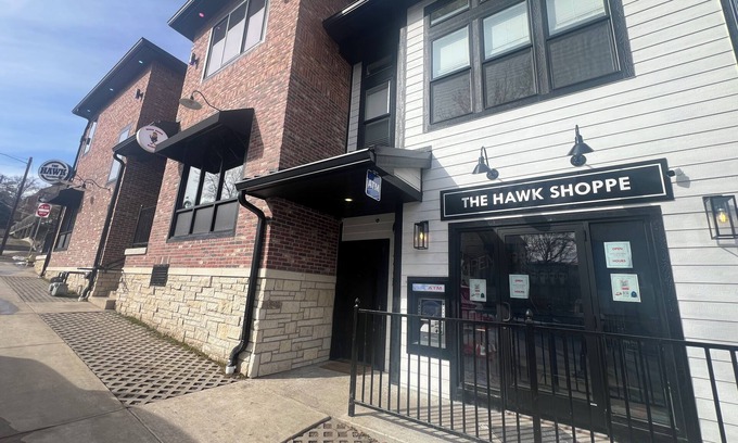 Oread Apartamento | The Birdcage at The Hawk sleeps 10 - 2 bedrooms & 2 1/2 bathrooms.